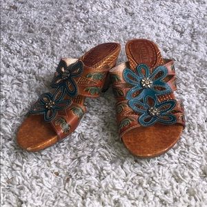 L’Artiste Leather Flowered Sandals 🤠